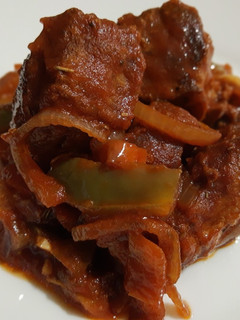 Una foto de Masa de cerdo frita con salsa de tomate, pimiento y cebolla