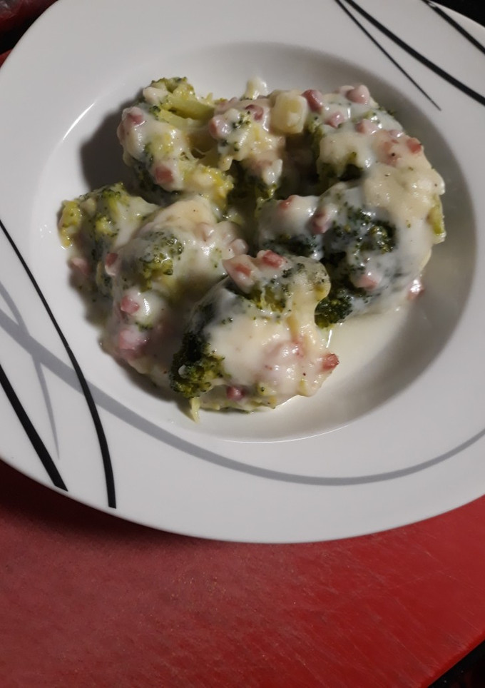 Una foto de Brócoli con bechamel y taquitos de jamón