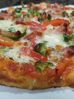 Una foto de Pizza con masa estilo napolitana