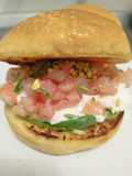 Panino gourmet con burrata e crudo di gamberi