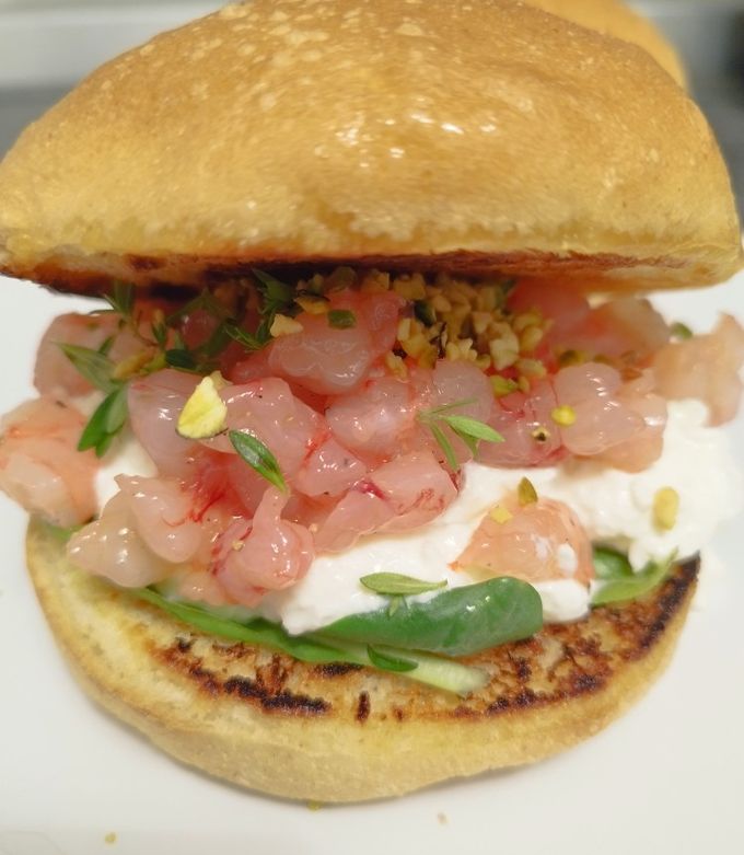 Foto di Panino gourmet con burrata e crudo di gamberi