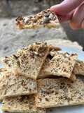 Crackers de parmesano y almendra con semillas