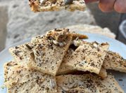 Una foto de crackers con frutos secos