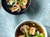 Orientalna zupa z łososiem, brokułami i grillowanymi pieczarkami