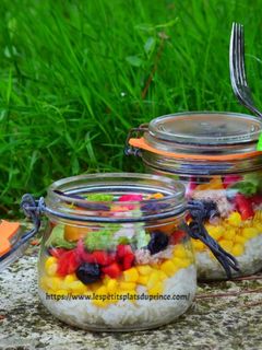 Une photo de Salade Jar, la salade en bocaux : salade de riz