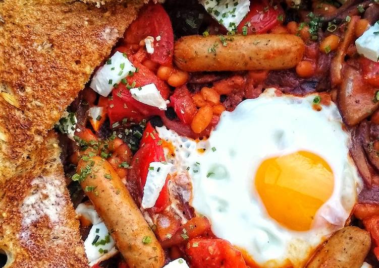 Easy &#39;Greek&#39; Sausage, Egg &amp; Beans One Pot Breakfast