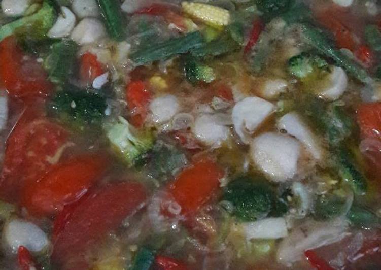 Langkah Mudah untuk Menyiapkan Sup ayam jamur kancing pedas yang Enak Banget