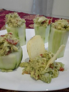 Una foto de Cestos de pepino con guacamole