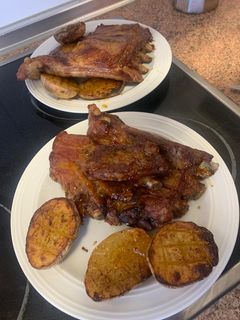 Una foto de Costilleja al horno con mermelada de melocotón y patata