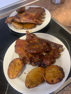 Una foto de Costilleja al horno con mermelada de melocotón y patata