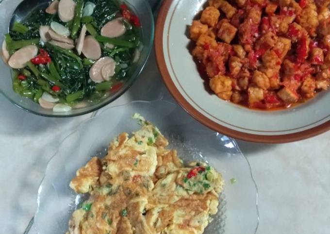 Resep: Tumis kangung sosis, tempe sambel goreng dan telor dadar suwir Ekonomis