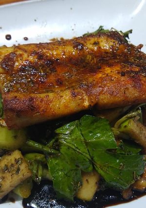 Una foto de Pollo de mar sazonado, apio manzana y nueces en vinagreta
