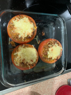 Una foto de Tomate relleno de carne picada al horno