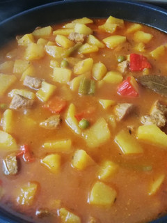 Una foto de Ragú de cerdo con patatas y pimientos