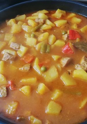 Una foto de Ragú de cerdo con patatas y pimientos