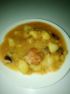 Una foto de Patatas con setas y costilla
