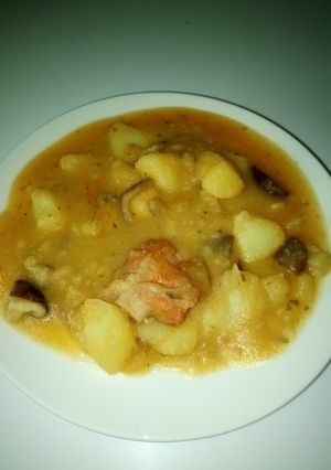 Una foto de Patatas con setas y costilla