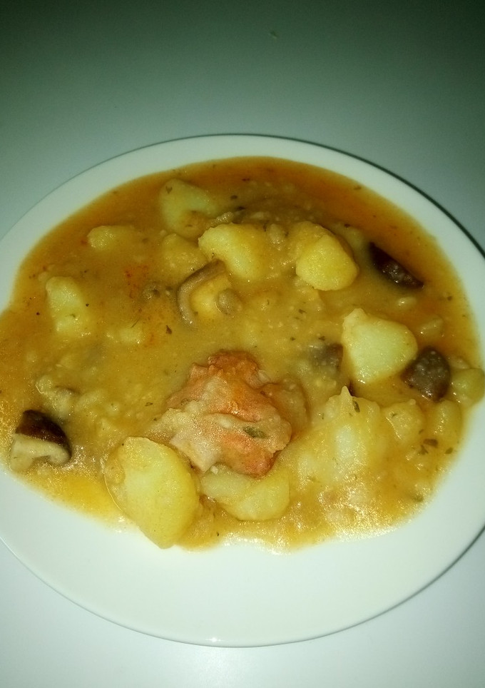 Una foto de Patatas con setas y costilla