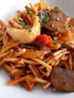 Una foto de Fideos con calamar encebollado a la sobrasada con setas