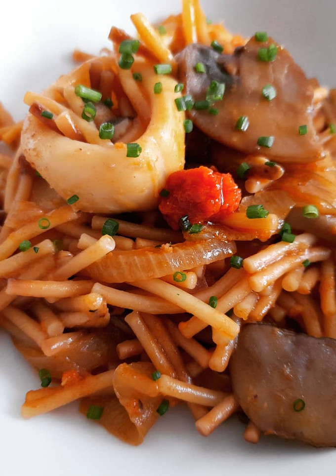 Una foto de Fideos con calamar encebollado a la sobrasada con setas
