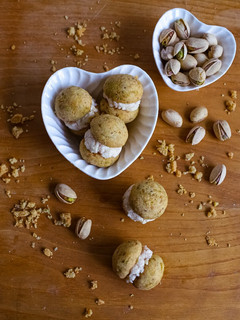 Foto di Baci di dama salati al pistacchio con mousse di mortadella