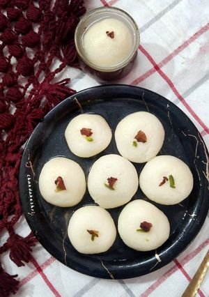 सफेद रसगुल्ले(safed rasgulla recipe in hindi) रेसिपी मुख्य फोटो