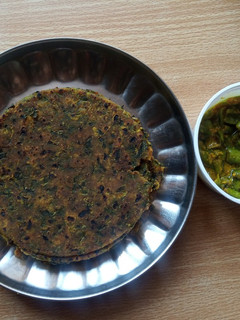 મેથી ની ભાજી ના થેપલા (Methi Bhaji Thepla Recipe In Gujarati) રેસીપી મુખ્ય ફોટો