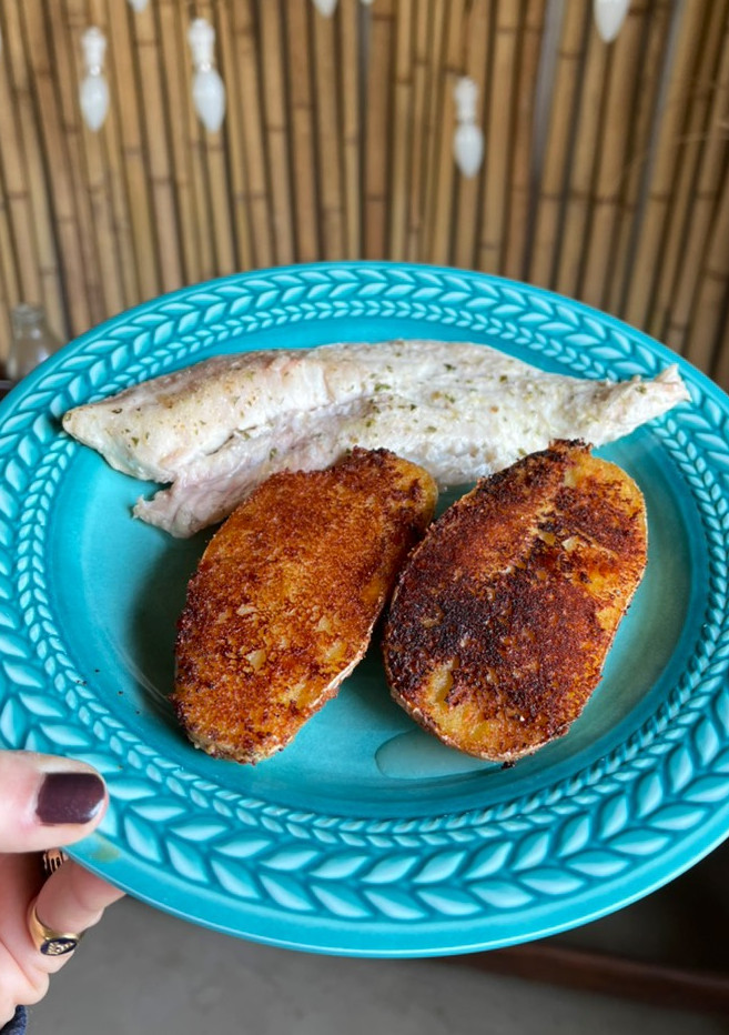 Una foto de Filet de merluza con papas al horno 🐟🥔