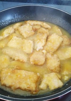 Una foto de Bonito rebozado en salsa española