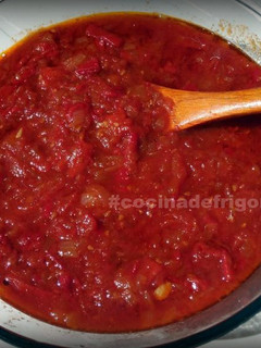 Una foto de Pisto manchego con cebolla para guarnición