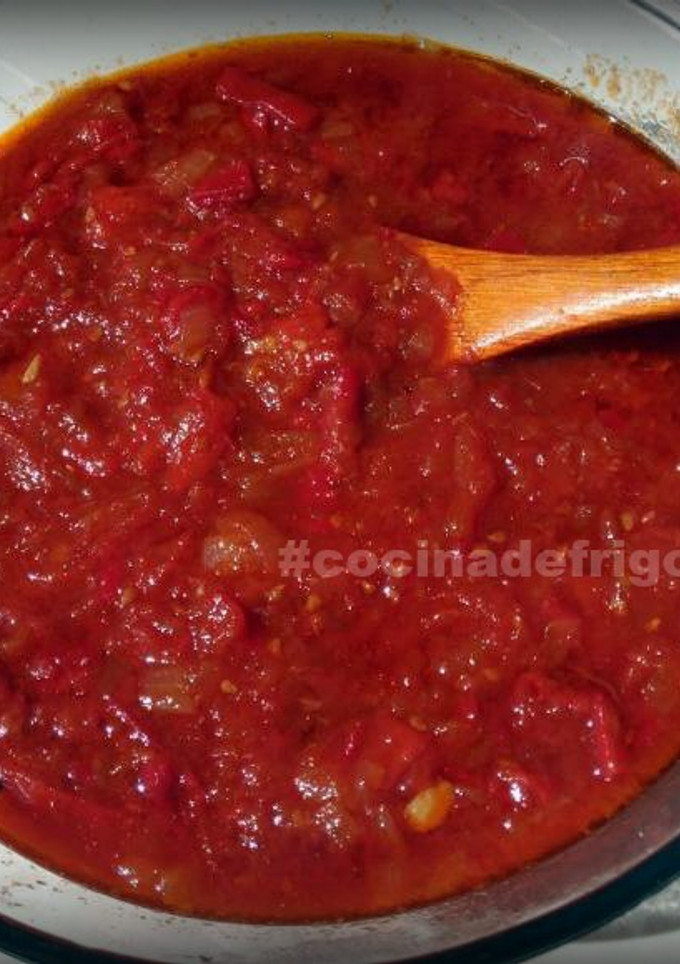 Una foto de Pisto manchego con cebolla para guarnición