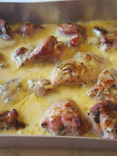 Una foto de Pavo al ajillo horneado con crema de zanahoria y calabacín