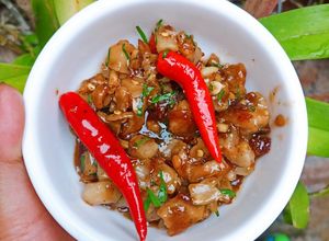 Hình của món Kho quẹt tóp mỡ.