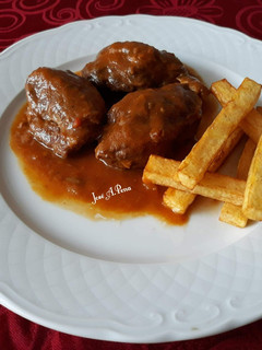 Una foto de Carrillada ibérica con patatas fritas puente