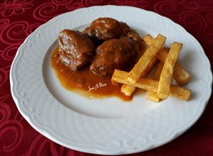 Una foto de Carrillada ibérica con patatas fritas puente