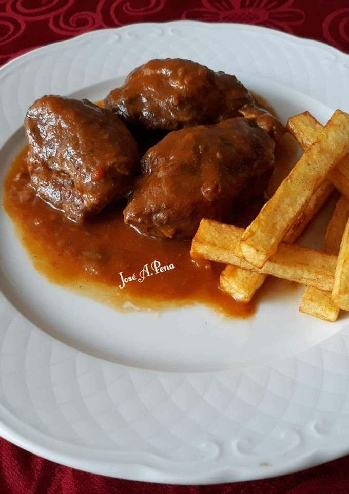 Una foto de Carrillada ibérica con patatas fritas puente