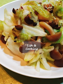 【家常菜】菇菇炒高麗菜 的食譜成品照片