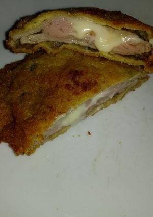 Una foto de Milanesas rellenas con jamón y queso