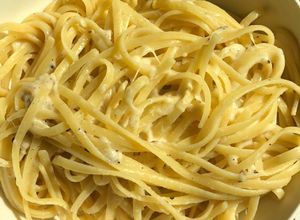 Una foto de Cacio e pepe (spaghetti con queso y pimienta)