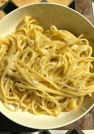 Una foto de Cacio e pepe (spaghetti con queso y pimienta)