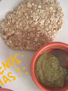 Una foto de Tortilla de avena con salsa de guasacaca