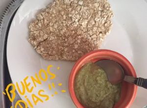 Una foto de Tortilla de avena con salsa de guasacaca