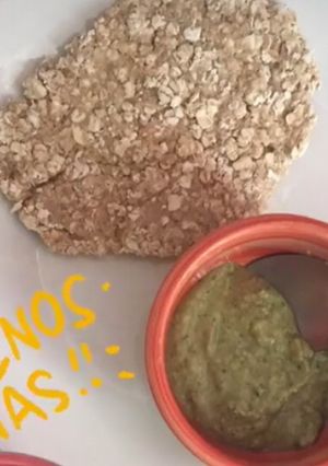Una foto de Tortilla de avena con salsa de guasacaca