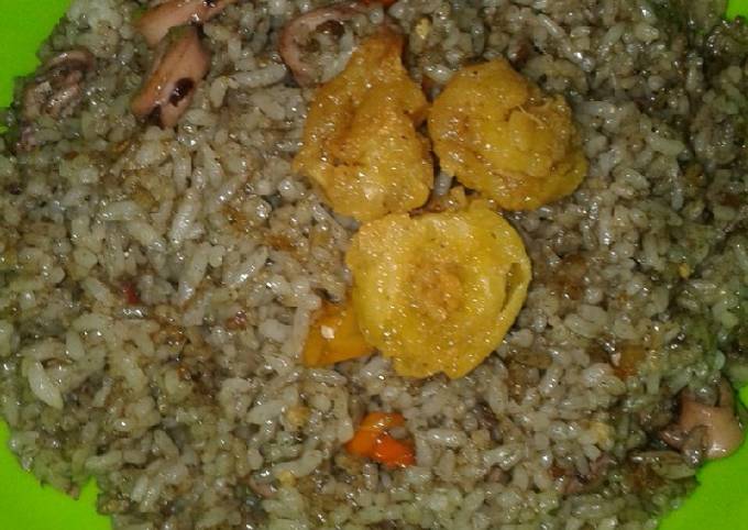 Bagaimana Membuat Nasi goreng cumi hitam yang Bikin Ngiler