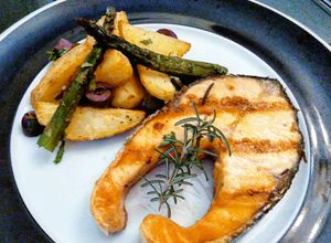 Foto de Salmão Grelhado com Batatas Douradas, Azeitonas e Aspargos Grelhados