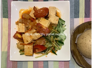 【減重】夏天.一個人晚餐.燴豆腐涼拌小黃瓜 的食譜成品照片