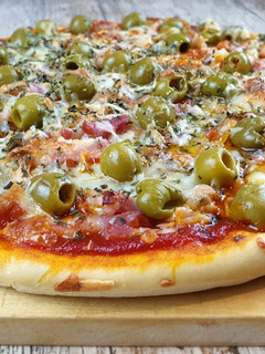 Una foto de Pizza casera de atún y bacon