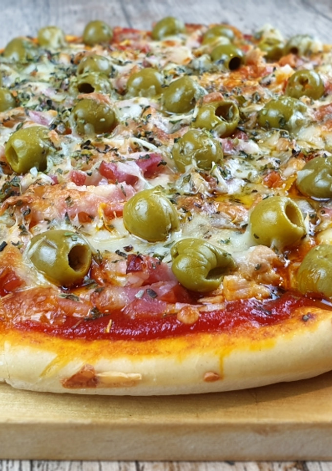 Una foto de Pizza casera de atún y bacon