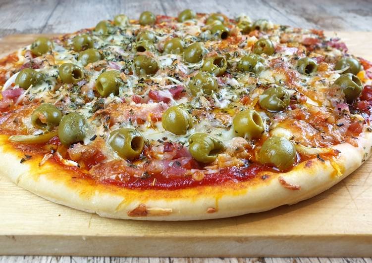 Pizza casera de atún y bacon