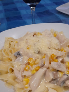 Una foto de Fetuchini niditos con crema pollo choclo
